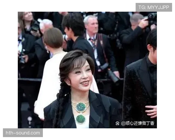 吴柳芳平时像邻家阿姨，朋友圈一翻全是定制礼服和豪宅角落，我还以为走错账号