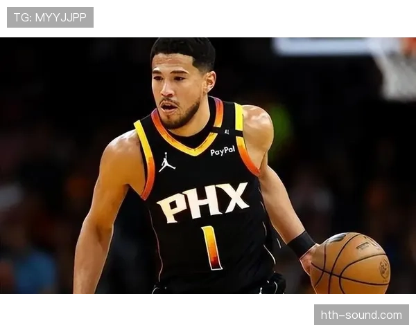 德文·布克突破拉开防线 提升关键时刻得分效率